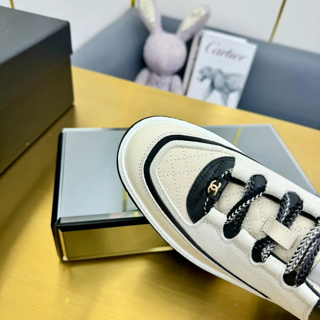 👟👟Ex-factory price 600👟👟 CHANEL 25C early spring vacation style new casual shoes. A pair of comfortable shoes can reduce the fatigue on your feet. The new style is very versatile, whether it is daily wear or a sister party. It can be easily used for commuting in the workplace, outdoor sports and various occasions. It can increase the height, straighten the legs, modify the shape of the feet, is comfortable and comfortable without rubbing the feet, and has good breathability. It can also be worn in summer. Office workers can also easily own it when wearing it. The fabric is pebbled cowhide + plaid pad to show off sheepskin. The original open-molded rubber foam outsole! size: 35-40 (41 customized, non-refundable and non-exchangeable)